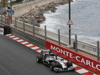 Jazdec Mercedesu Lewis Hamilton na prvom tréningu.