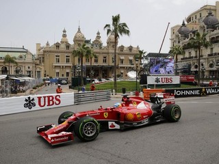 Španiel Fernando Alonso na trati v Monaku.