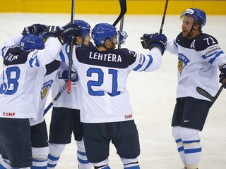 Fíni oslavujú gól Olliho Palolu.