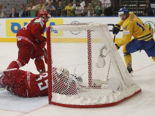 Mattias Ekholm strieľa víťazný gól vo štvrťfinále proti Bielorusku.