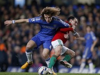 David Luiz v modrom drese Chelsea.