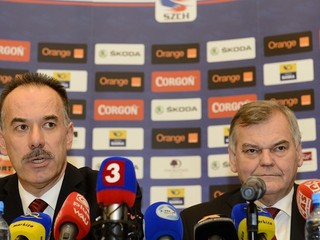 Vľavo prezident SZĽH Igor Nemeček a vpravo tréner slovenskej hokejovej reprezentácie Vladimír Vůjtek.