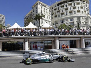 Lewis Hamilton na okruhu v Monaku.
