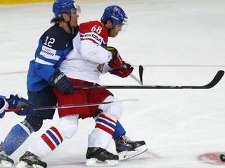 Fínsky hokejista Olli Jokinen (vľavo) a Čech Jaromír Jágr (vpravo) bojujú o puk v druhom semifinálovom zápase MS v ľadovom hokeji Fínsko - Česká republika.