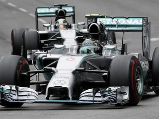Piloti Mercedesu, vpredu Nico Rosberg.