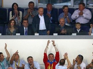 Diváci v Minsku sa hokejom veľmi dobre bavili. A aj Putin (uprostred) s Lukašenkom (sedí vpravo).