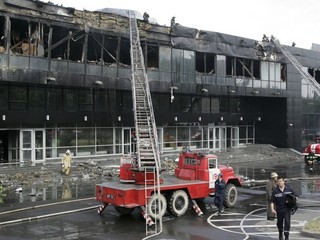 Hokejový štadión ukrajinského Donbasu Doneck po požiari.