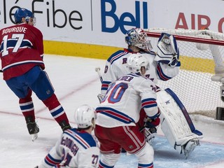 Rene Bourque y Montrealu sa pozerá na puk v bránke Cama Talbota z New Yorku Rangers.