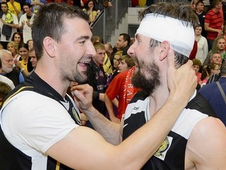 Na snímke hráč Interu Martin Rančík (vpravo) a vľavo mu gratuluje jeho brat Radoslav Rančík počas osláv po zisku majtrovského titulu 1. júna 2013 v Komárne.