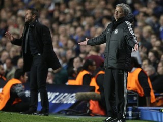 Mourinho (vpravo) a tréner Atlética Madrid Diego Simeone.