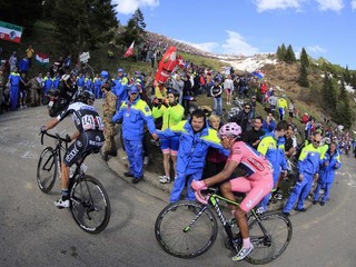 Nairo Quintana v ružovom tričku najlepšieho pretekára Gira. Davy fanúšikov nechýbali ani v talianskych horách.