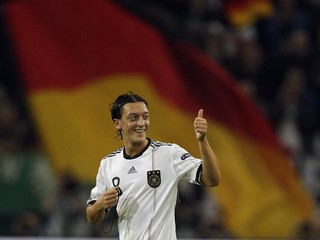 Mesut Özil v reprezentačnom drese Nemecka.