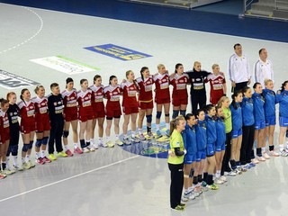 Vľavo hráčky Šale pred piatym finálovým zápasom o majstra SR play off WHIL v hádzanej žien.