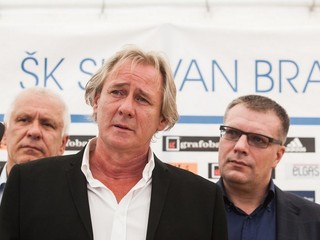 Prešetrovanie rozhodnutí vedenia Bratislavy môže oddialiť výstavbu Kmotríkovho štadióna.