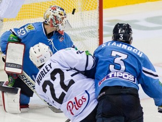 Brankár Slovana Jaroslav Janus, prekonáva ho hráč Záhrebu Mathew Murley, ktorý bude od novej sezóny tiež v Slovane.