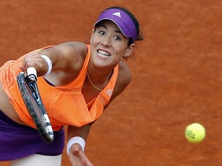 Španielska tenistka Garbine Muguruzová Blancová podáva proti Ruske Marii Šarapovovej vo štvrťfinále.