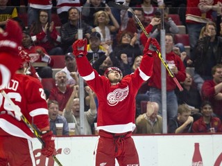 Hokejista Detroitu Red Wings Tomáš Tatar (vpravo).