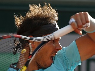 Rafael Nadal vracia Ferrerovi úder.