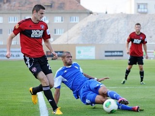 Teixeira (v modrom) počas zápasu v Trnave.