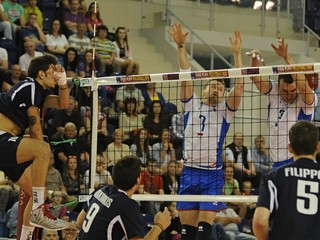Slovenskí volejbaloví reprezentanti Michal Masný (v strede) a Emanuel Kohút blokujú v zápase  kvalifikácie ME Slovensko - Grécko v Poprade.