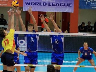 Slovenský trojblok v zápase Svetovej ligy proti Španielsku.