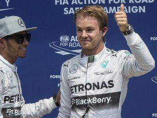 Lewis Hamilton (vľavo) a Nico Rosberg.