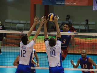 Roberto Muniz sa snaží dostať cez slovenský dvojblok.