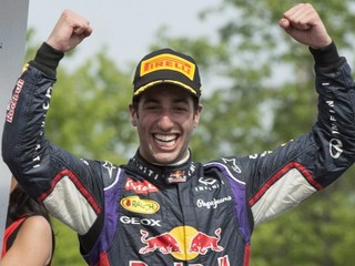 Daniel Ricciardo re tešil z prvého víťazstva vo formule 1.