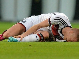 Nemec Marco Reus sa v prípravnom zápase vážne zranil a v Brazílii si nezahrá.