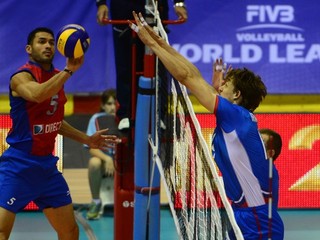 Šimon Krajčovič (vpravo) na bloku proti Robertovi Munizovi.