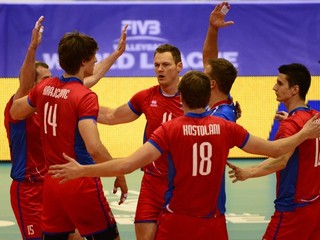 Na snímke slovenskí volejbalisti, zľava Juraj Zaťko (15), Šimon Krajčovič, Peter Janušek (11), Ľuboš Kostoláni (18) a  Matej Paták sa radujú z bodu.