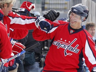 Peter Bondra počas zápasu legiend Washington Capitals - Pittsburgh Penguins v rámci Zimnej klasiky NHL 31. decembra 2010 v Pittsburghu.