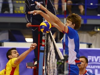 Druhý turnaj Svetovej ligy mužov vo volejbale v G-skupine, zápas Slovensko - Španielsko v Košiciach 15. júna 2014. Šimon Krajčovič (vpravo) úspešne blokuje hráča Španielska Gerarda Osoria.