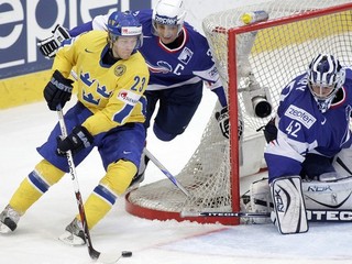 Švédsky hokejista Linus Omark (vľavo).