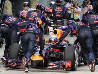 Mechanici tlačia Daniela Ricciarda po boxovej uličke.