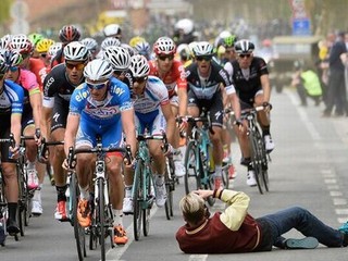 Ľahol si pred pelotón, aby urobil dobrý záber