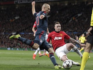 Robben v súboji s Jonesom.