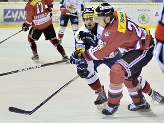 Zľava center Zvolena Milan Jurík a obranca Banskej Bystrice Marek Biro.