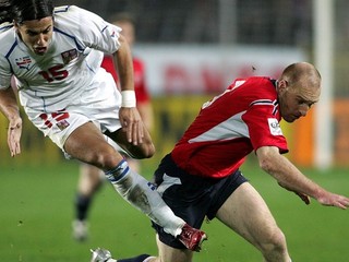 Český útočník Milan Baroš /vľavo/ v súboji s Nórom Erikom Hagenom v odvetnom barážovom stretnutí o postup na futbalové MS 2006 v Nemecku.
