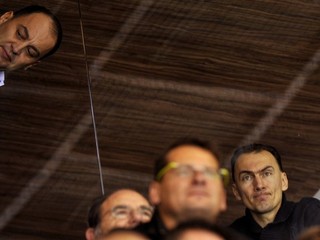 Generálny manažér Slovana Maroš Krajči (vľavo) a Miroslav Šatan v hľadisku počas zápasu Slovan - Čerepovec. Šatan sa pripojil k tímu až v závere sezóny.