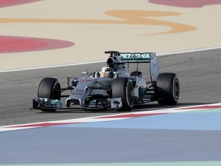 Najrýchlejší aj v Bahraine je Lewis Hamilton.