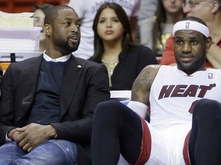 Dwyane Wade (vľavo) a LeBron James z tímu Miami Heat.