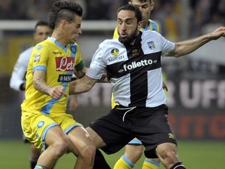 Cristian Molinaro z Parmy a Marek Hamšík.