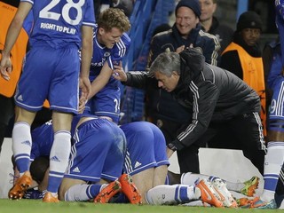 Gól Chelsea s hráčmi oslavoval aj tréner Jose Mourinho. Tvrdí, že im šepkal inštrukcie.
