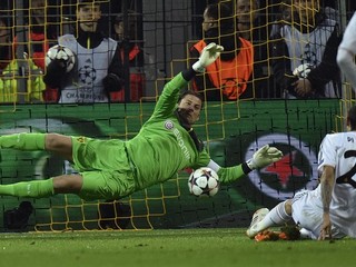 Di Máriovi chytá penaltu Weidenfeller v bránke Borussie.