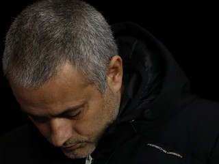 Tréner José Mourinho je opäť v problémoch.