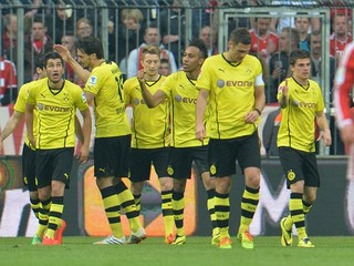 Hráči Dortmundu sa tešia z gólu v sieti Bayernu.