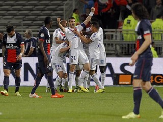Hráči Lyonu sa tešia z víťazného gólu proti PSG.
