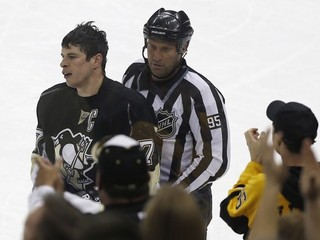 Sidney Crosby (vľavo).