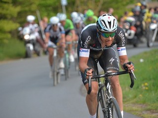 Niki Terpstra sa pred cieľom odpútal do skupinky aj so Saganom.